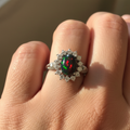 Anello opale nero indossato flash rosso-verde