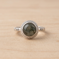 Anello 319 su legno chiaro