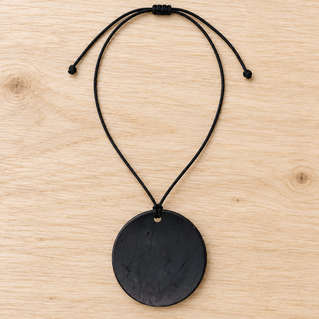 Cordino regolabile e pendente in shungite su legno