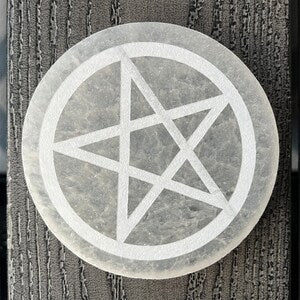 Piatto di Ricarica in Selenite con Pentacolo